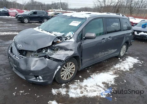 2015 Toyota Sienna Xle Premium 8 Passenger z USA, uszkodzony, nr VIN 5TDYK3DC8FS630020